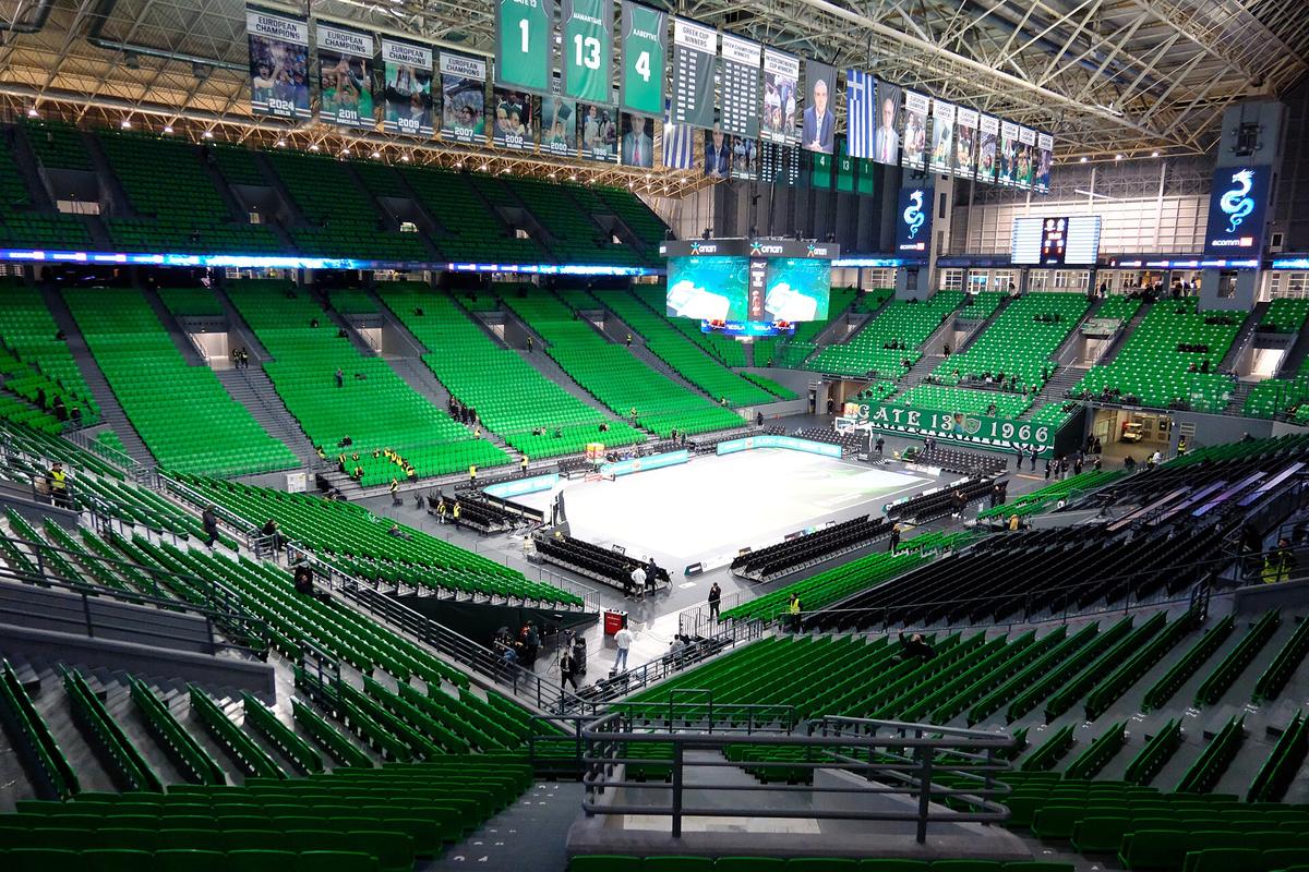 Indoor halls vs outdoor fields: surfaces and heat